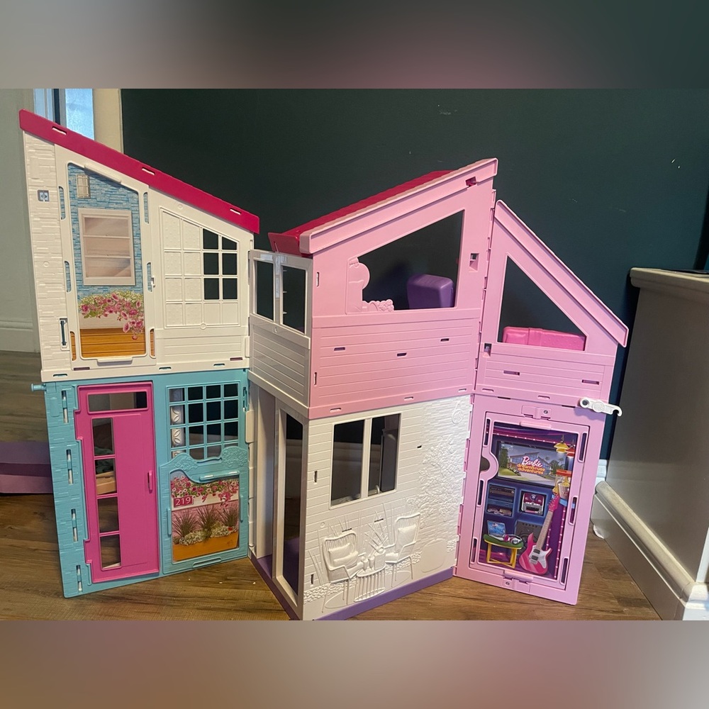 Folding Barbie Malibu Dollhouse - Picture 2 of 5